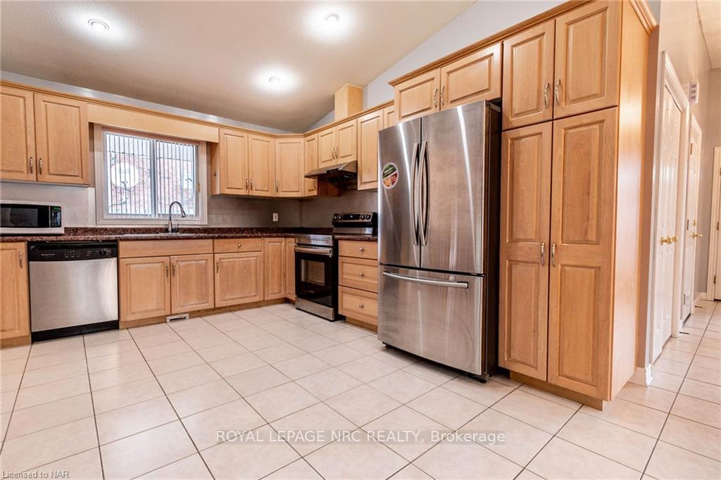 Photo 24 of 7005 Kelly Drive, Niagara Falls, Forestview — HOMEH