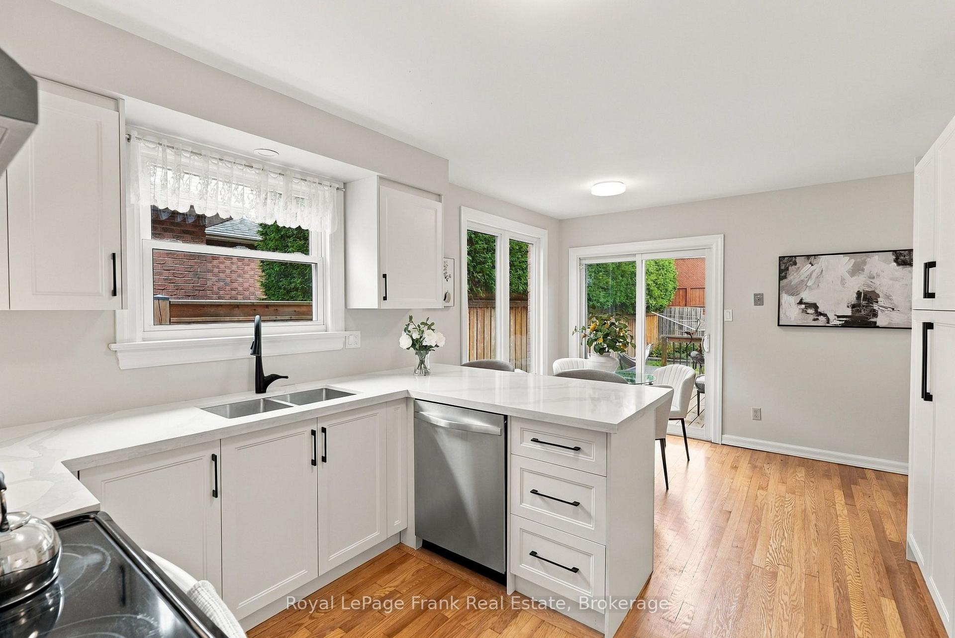 Photo 10 of 86 Cherry Blossom Crescent, Clarington, Courtice — HOMEH
