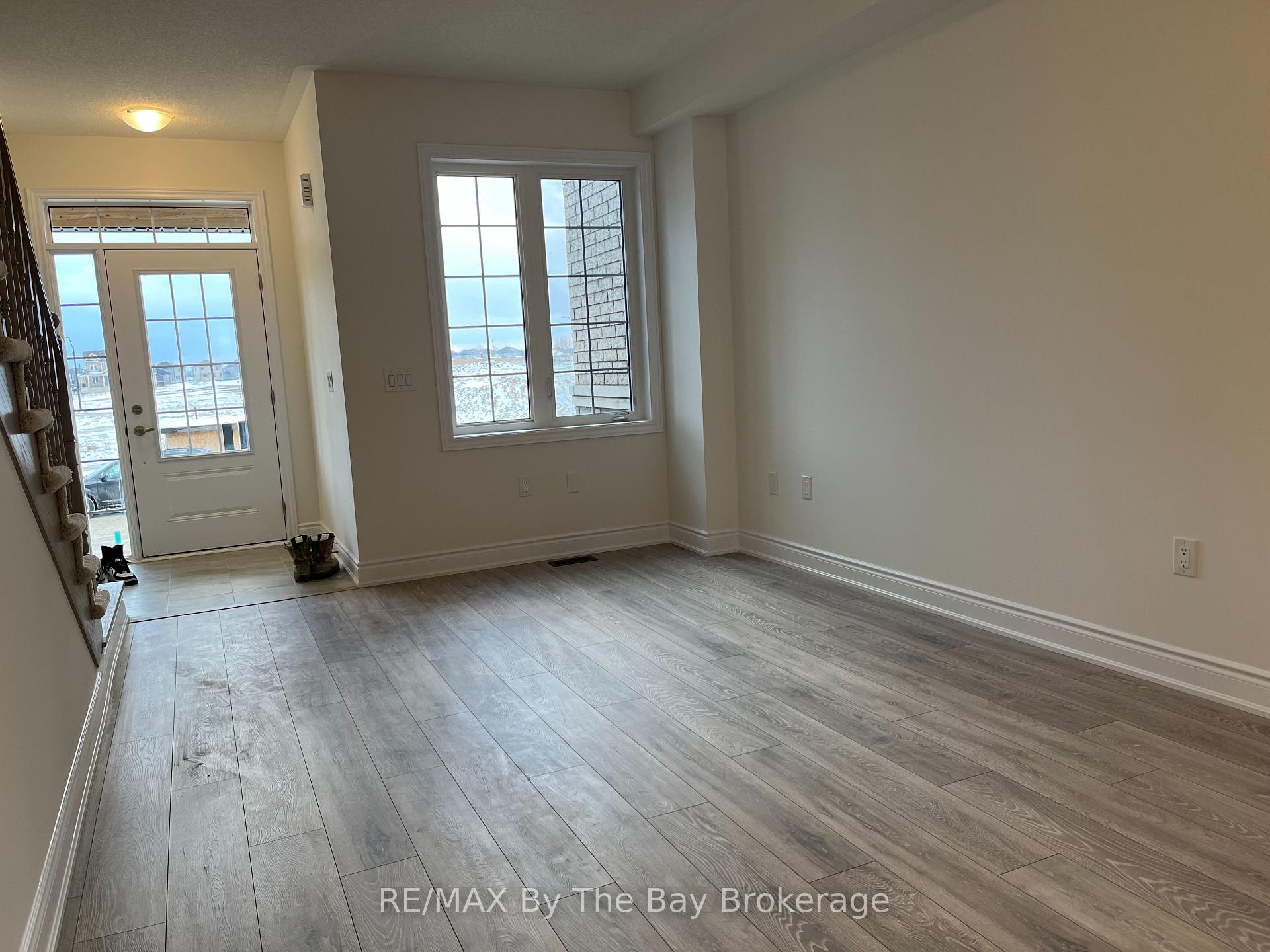 Photo 5 of 17 Carriage Lane, Wasaga Beach — HOMEH