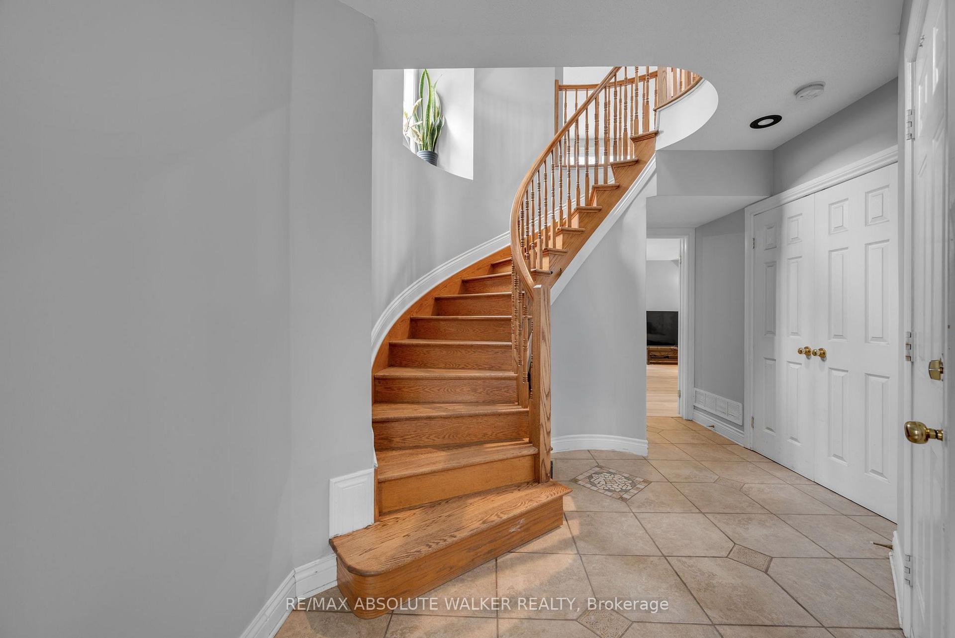 Photo 4 of 54 Castle Glen Crescent, Ottawa, Kanata - Glencairn/Hazeldean — HOMEH