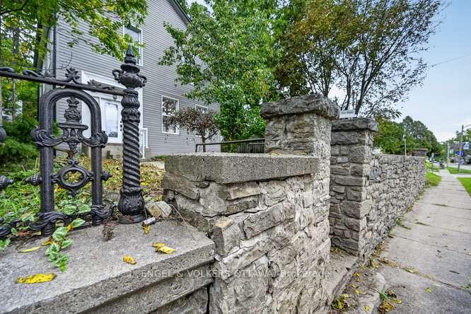 Photo of 716 King Street W