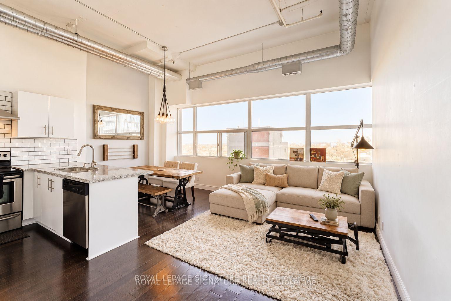 Front of Unit 1005, 700 King Street W