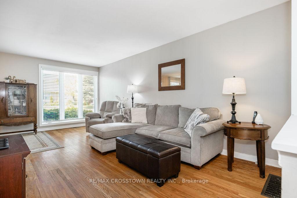 Photo 4 of 865 Krosno Boulevard, Pickering, Bay Ridges — HOMEH