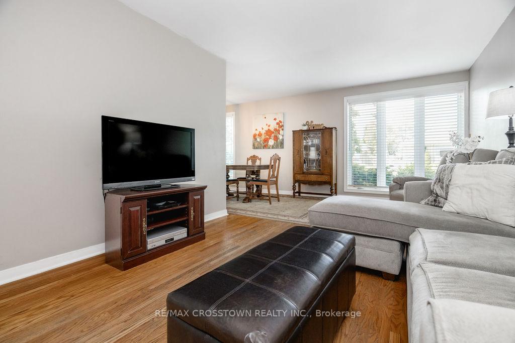 Photo 5 of 865 Krosno Boulevard, Pickering, Bay Ridges — HOMEH
