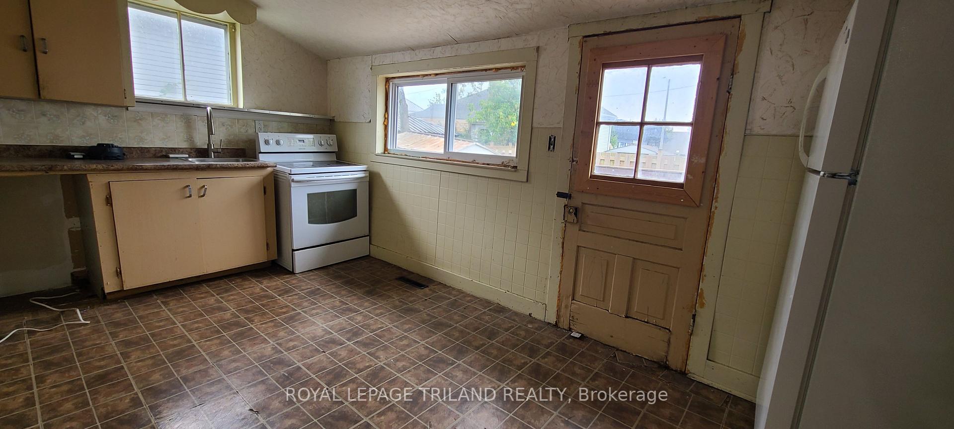 Photo 12 of 26 Eagle Street, St. Thomas — HOMEH