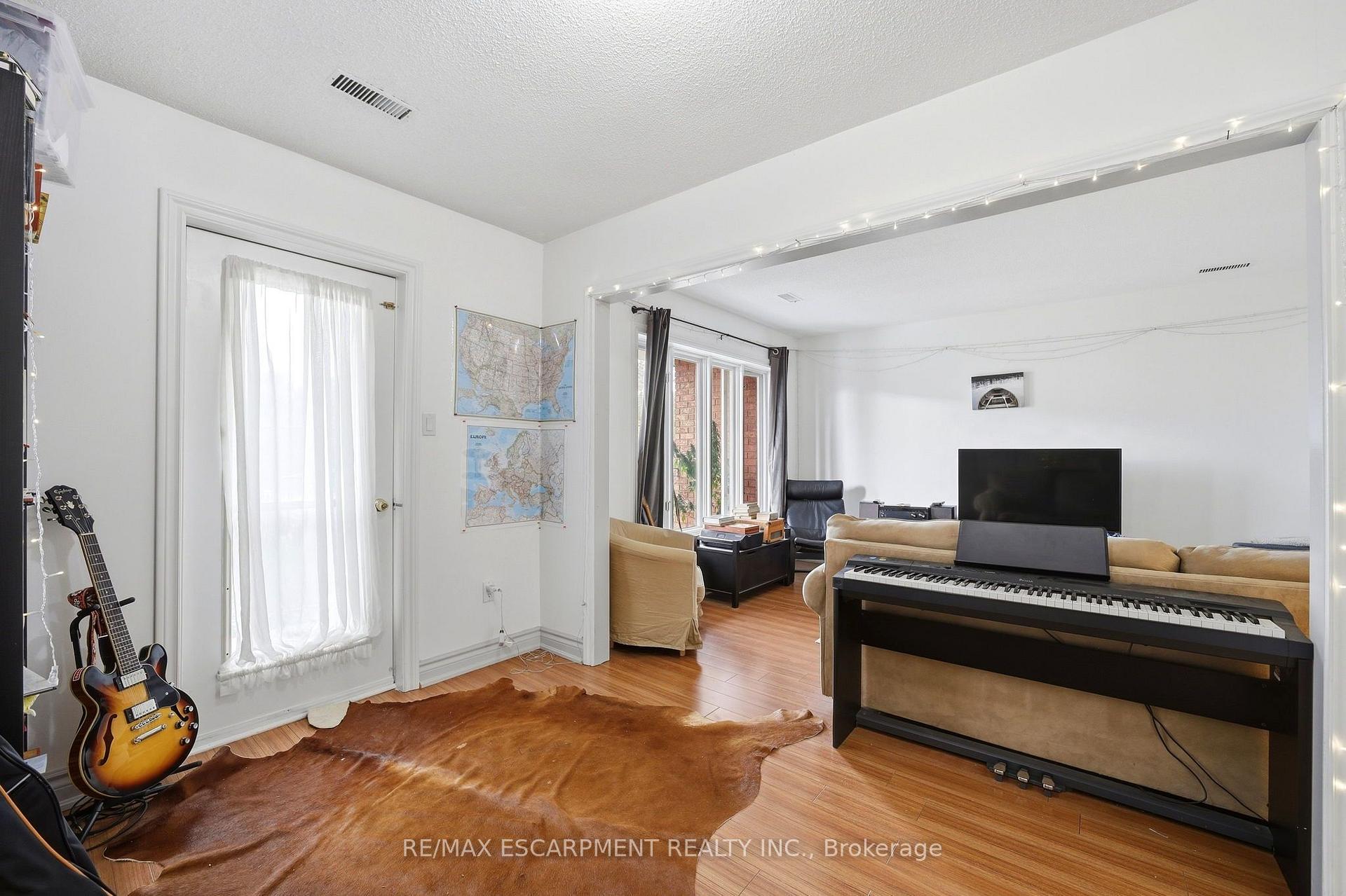Photo 4 of 277 Harvie Avenue, Toronto, Caledonia-Fairbank — HOMEH
