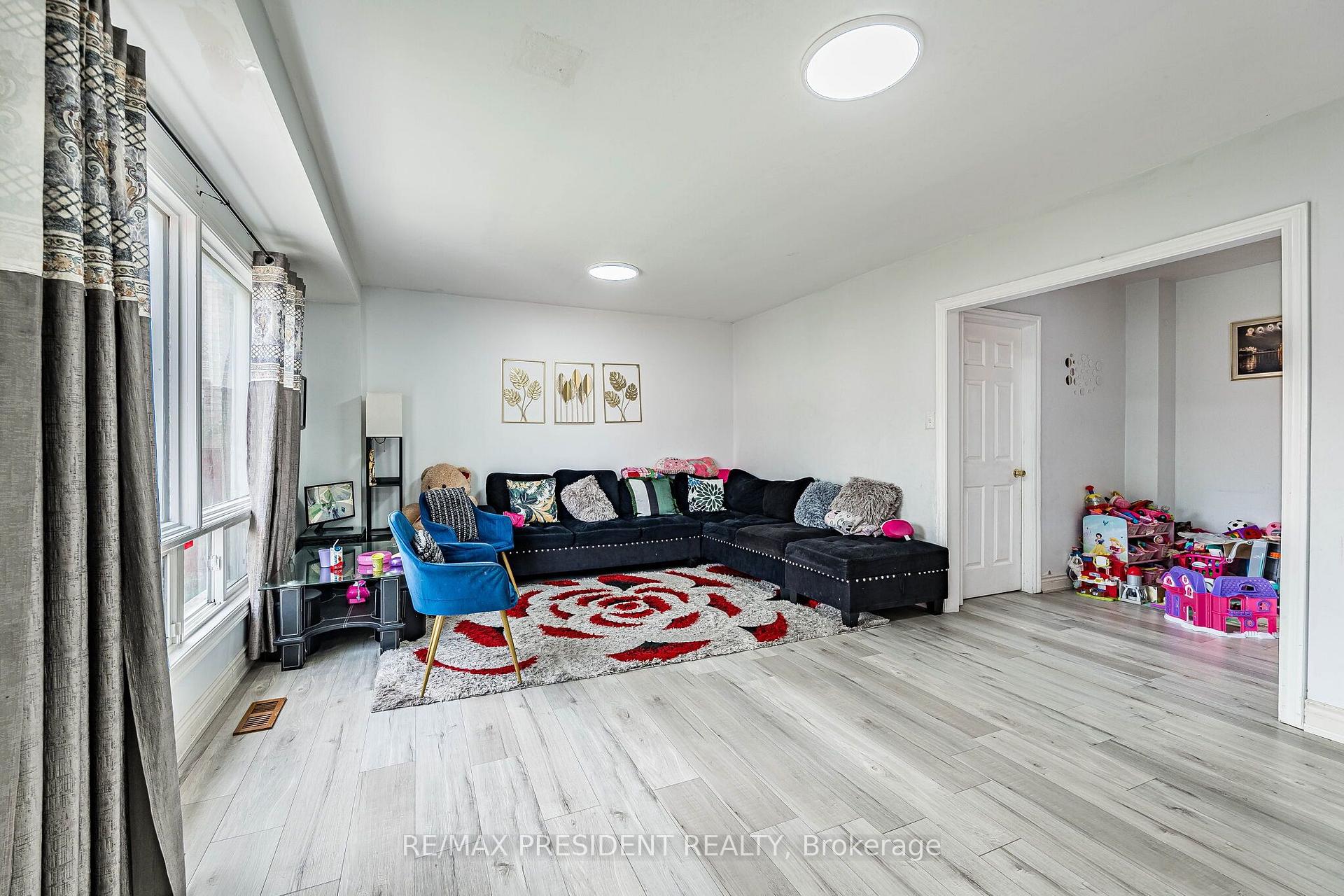 Photo 10 of 69 Sunny Meadow Boulevard, Brampton, Sandringham-Wellington — HOMEH