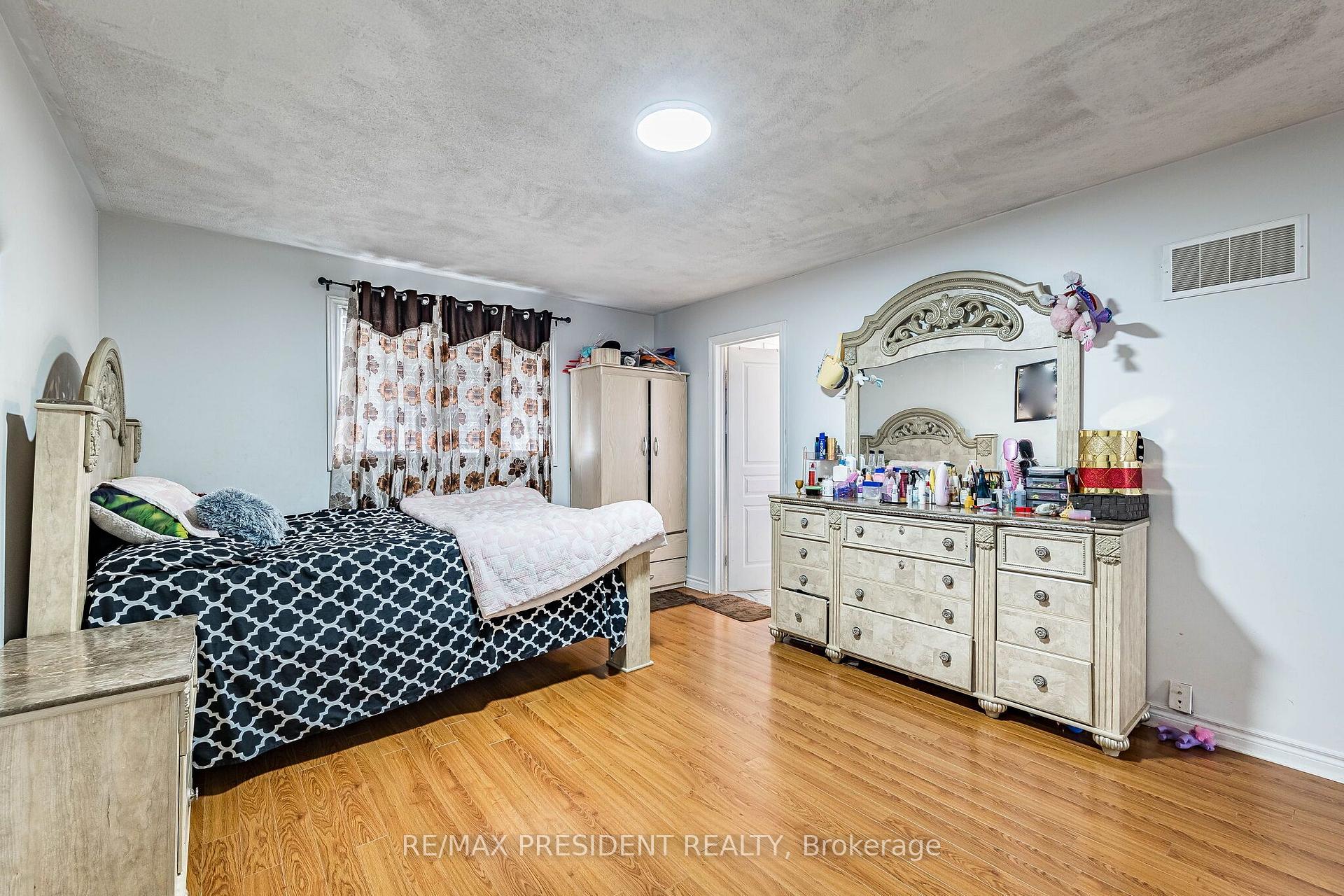 Photo 23 of 69 Sunny Meadow Boulevard, Brampton, Sandringham-Wellington — HOMEH