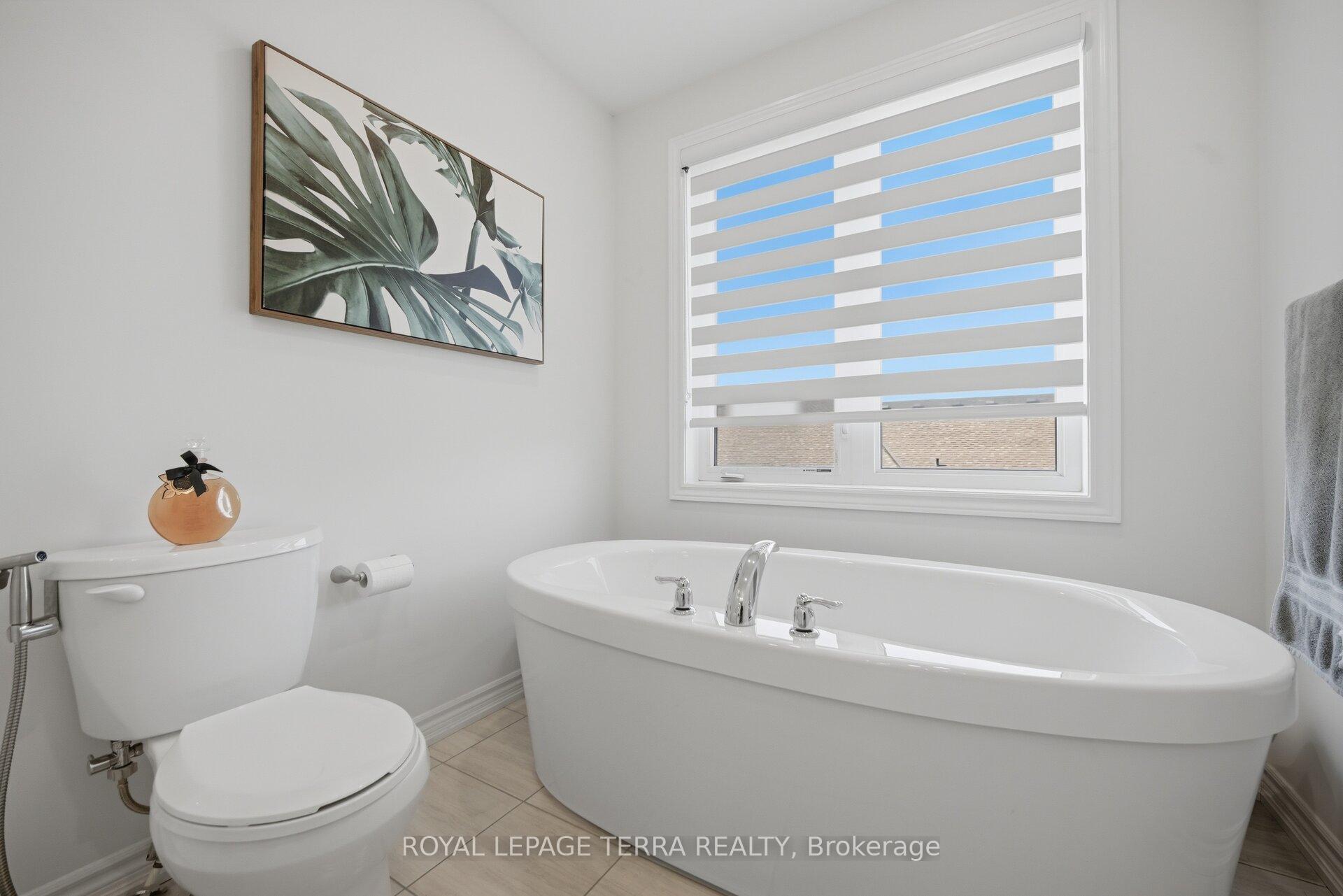Photo 23 of 38 Hallmark Way, Whitby, Lynde Creek — HOMEH