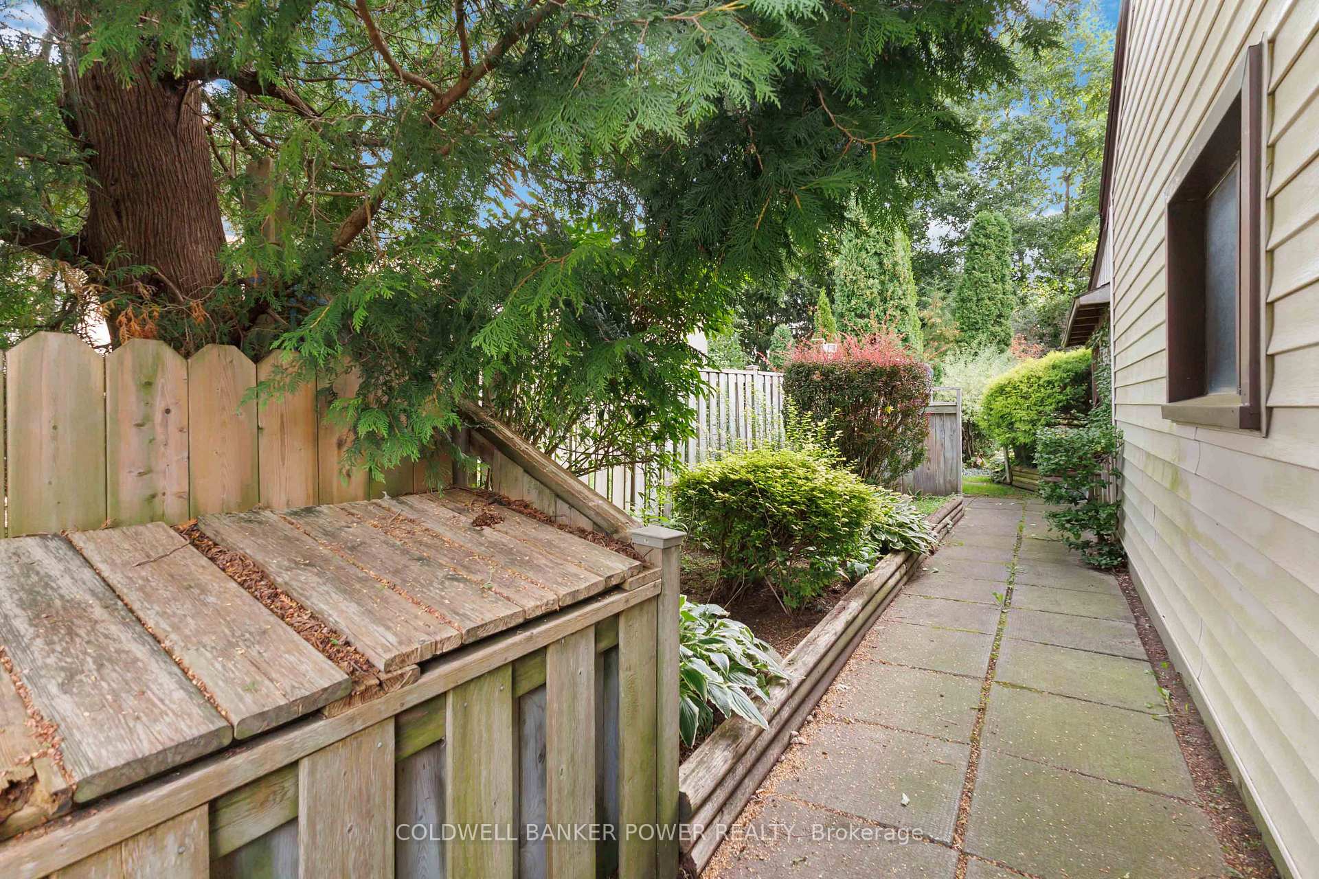 Photo 38 of 423 Pinetree Drive, London, North P — HOMEH
