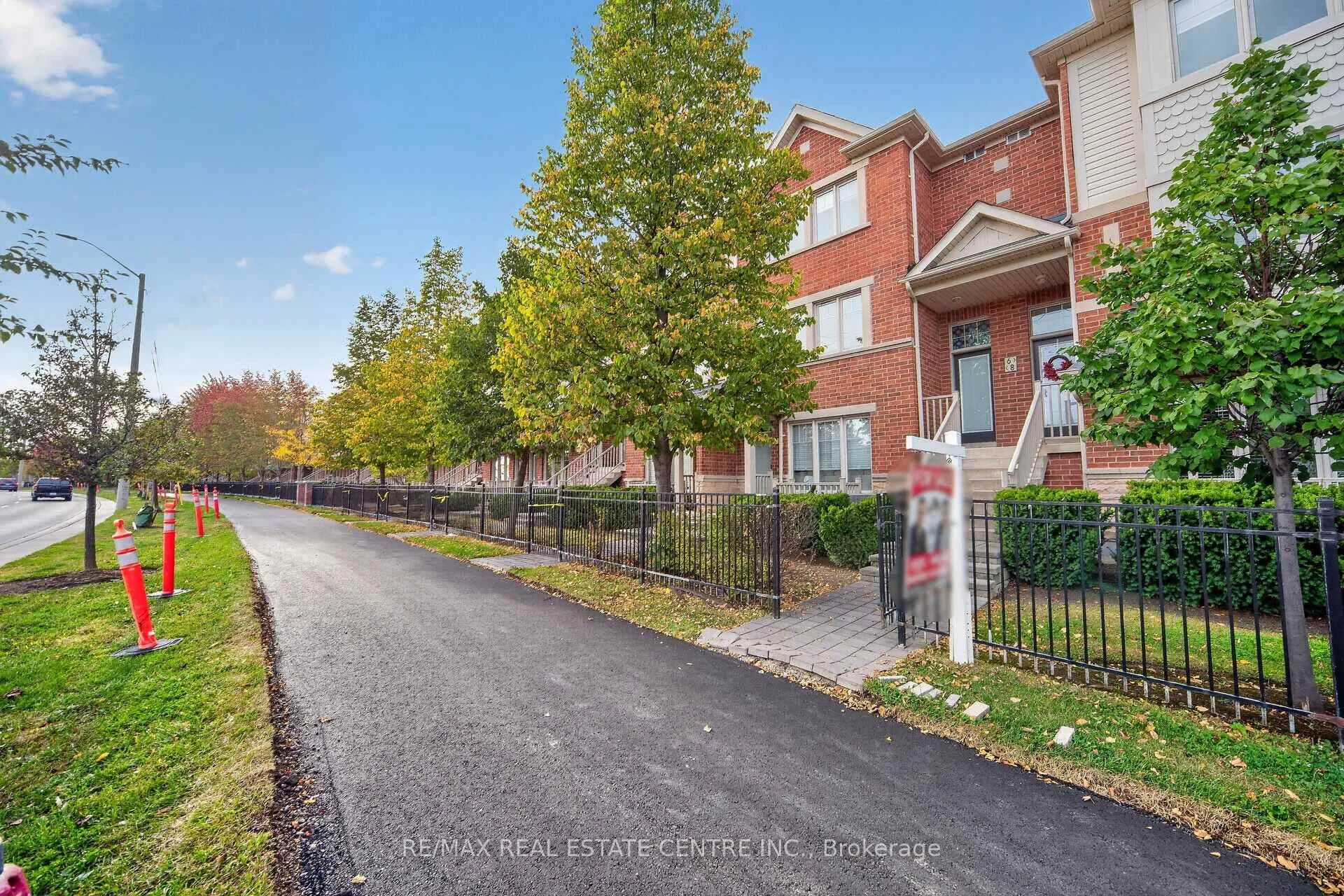 Photo 3 of Unit 6, 3335 Thomas Street E, Mississauga, Churchill Meadows — HOMEH