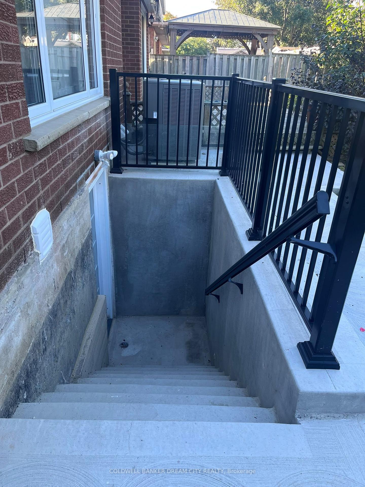 Photo 3 of 21 Hartford Trail, Brampton, Fletcher's Creek South — HOMEH
