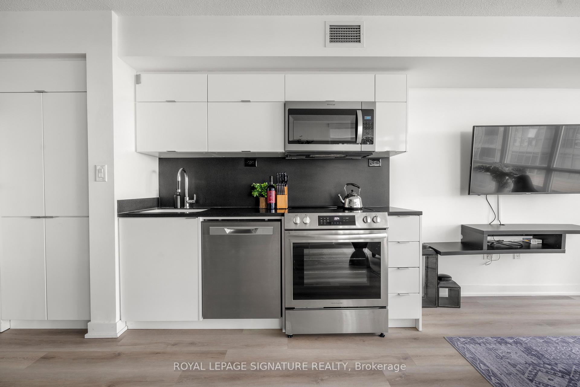 Photo 8 of Unit 1209, 21 Iceboat Terrace, Toronto, Waterfront Communities — HOMEH