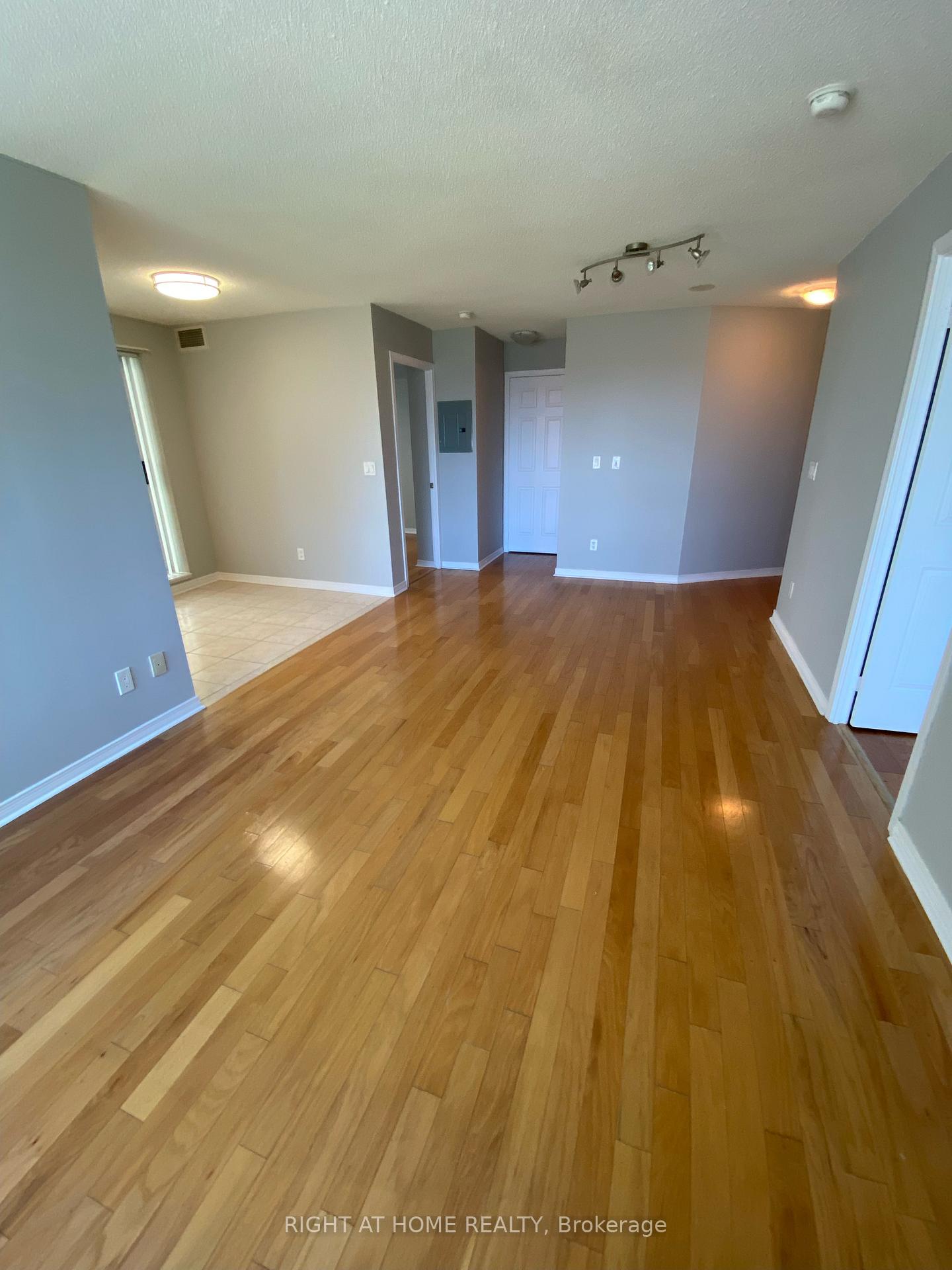 Photo 5 of Unit 1103, 23 Oneida Crescent, Richmond Hill, Langstaff — HOMEH