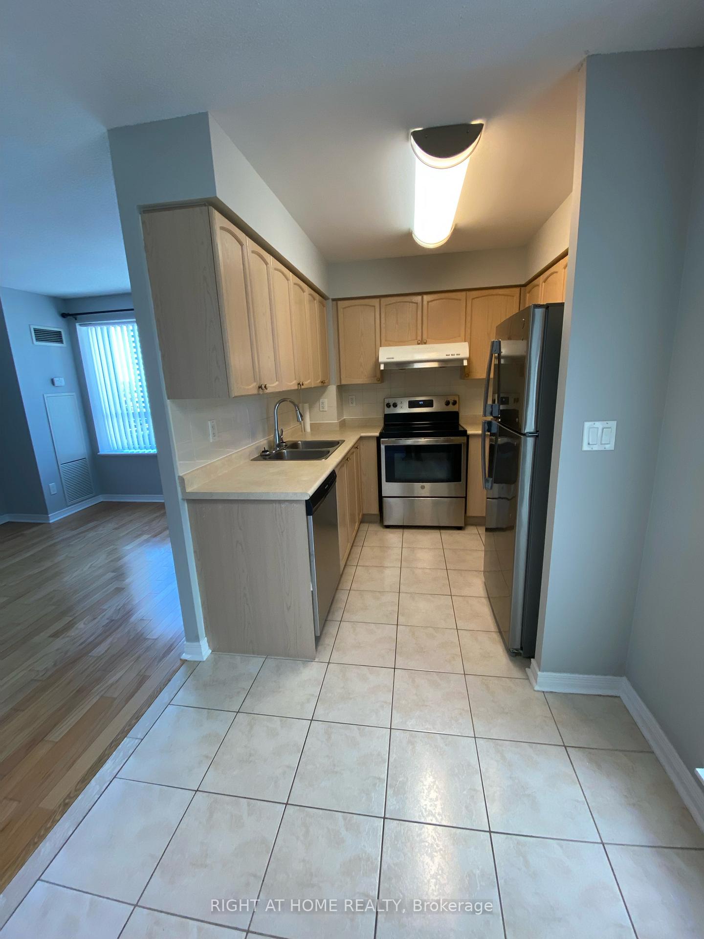 Photo 7 of Unit 1103, 23 Oneida Crescent, Richmond Hill, Langstaff — HOMEH