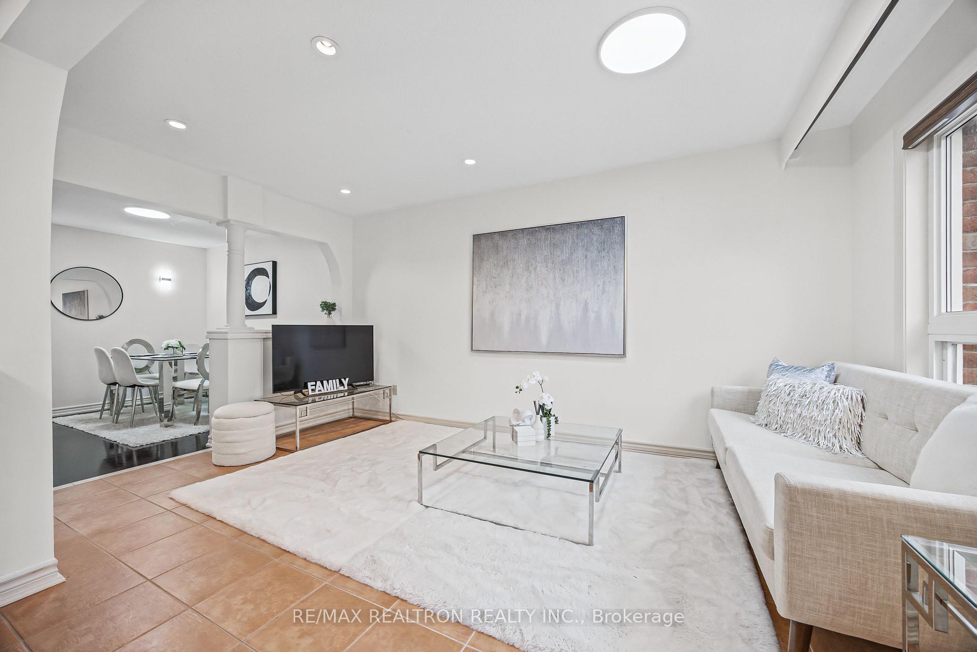 Photo 9 of 27 Martell Gate, Aurora, Bayview Northeast — HOMEH