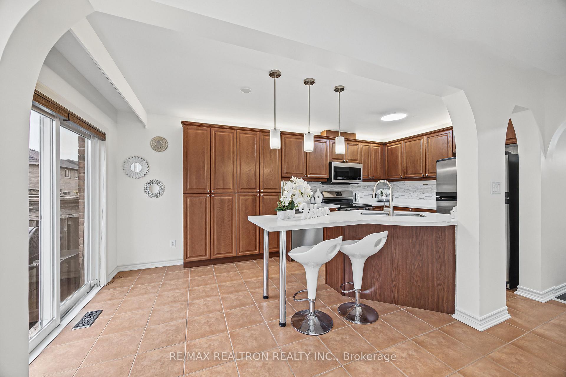 Photo 11 of 27 Martell Gate, Aurora, Bayview Northeast — HOMEH