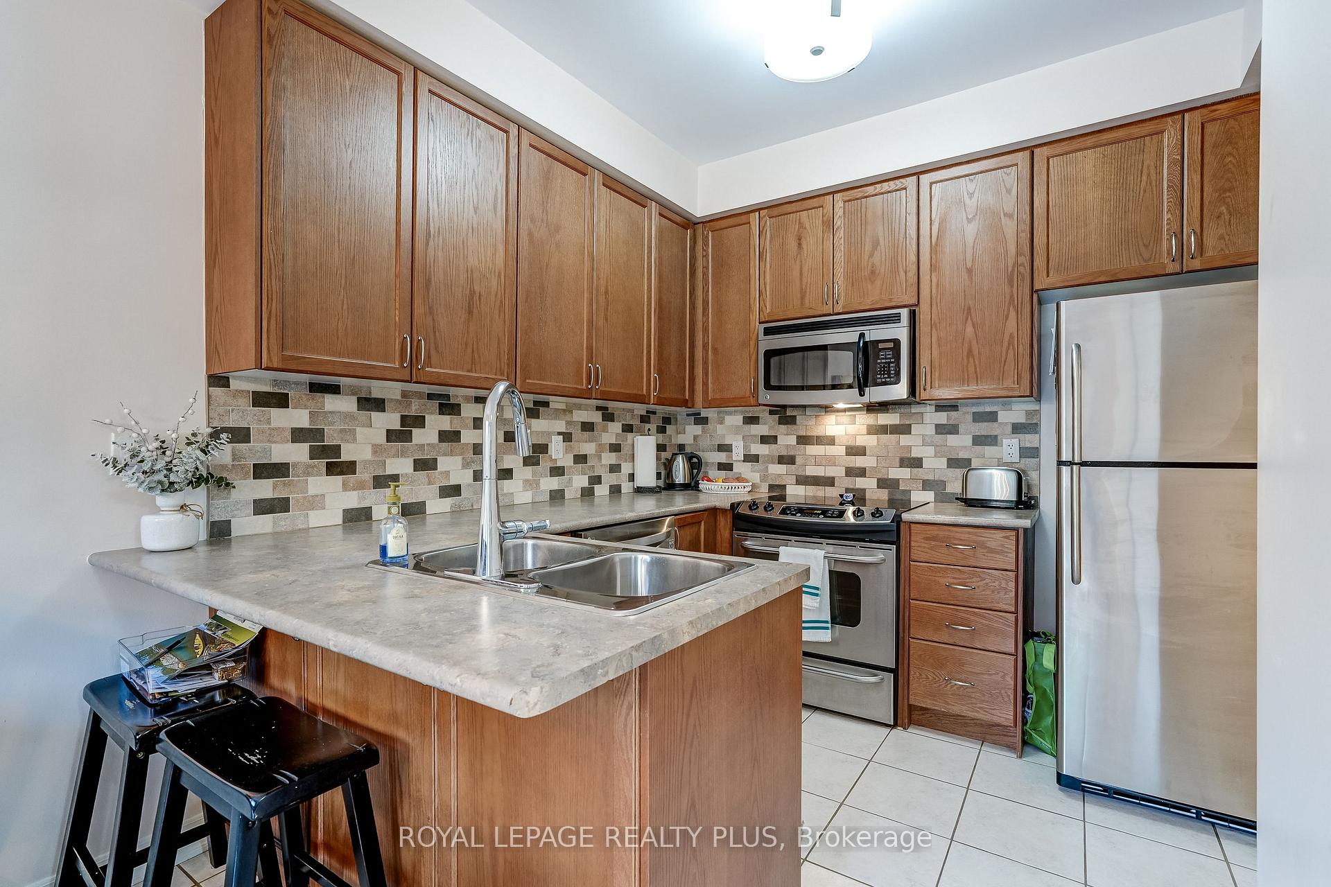 Photo 7 of 172 Lauderdale Drive, Vaughan, Patterson — HOMEH