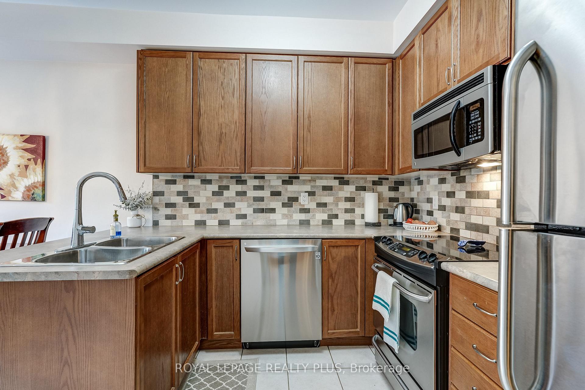 Photo 9 of 172 Lauderdale Drive, Vaughan, Patterson — HOMEH