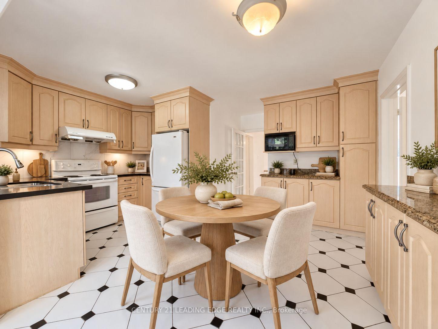 Photo 13 of 39 Sumner Heights Drive, North York, Bayview Village — HOMEH