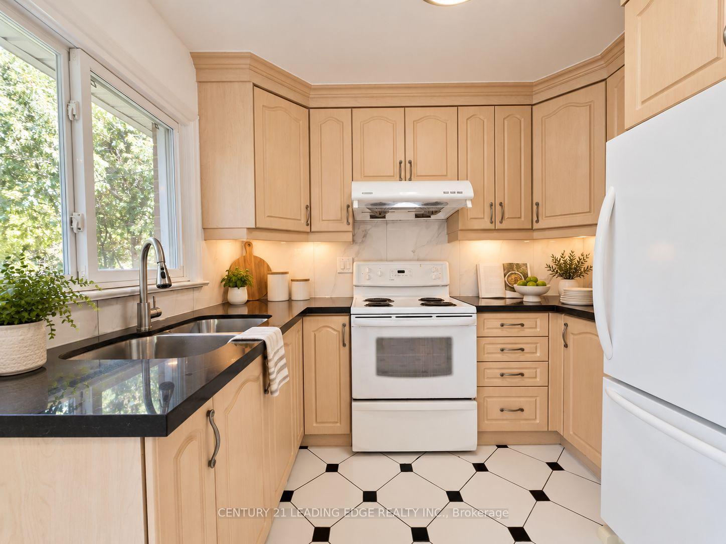 Photo 14 of 39 Sumner Heights Drive, North York, Bayview Village — HOMEH