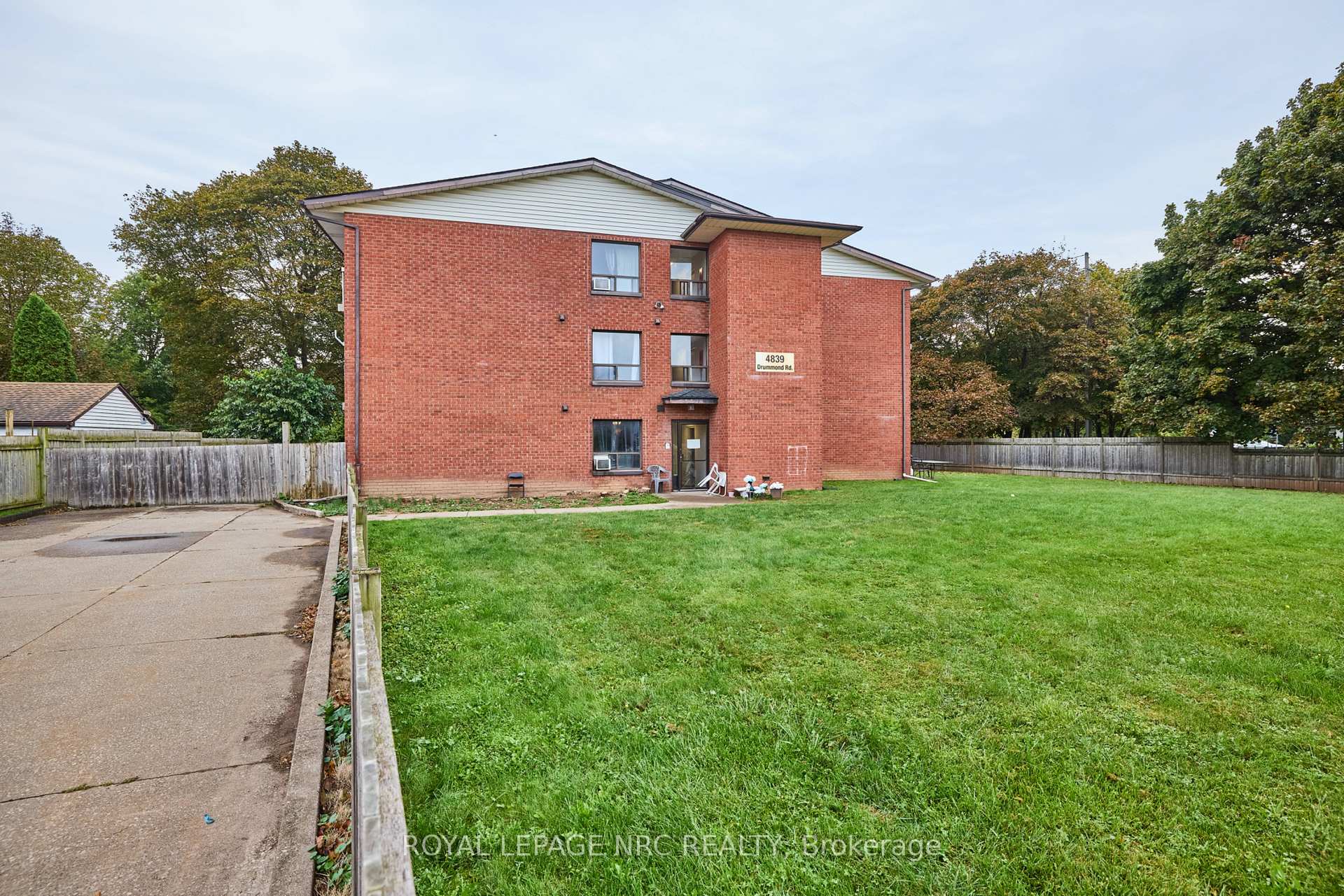 Photo 2 of Unit 11, 4839 Drummond Road, Niagara Falls, Morrison — HOMEH