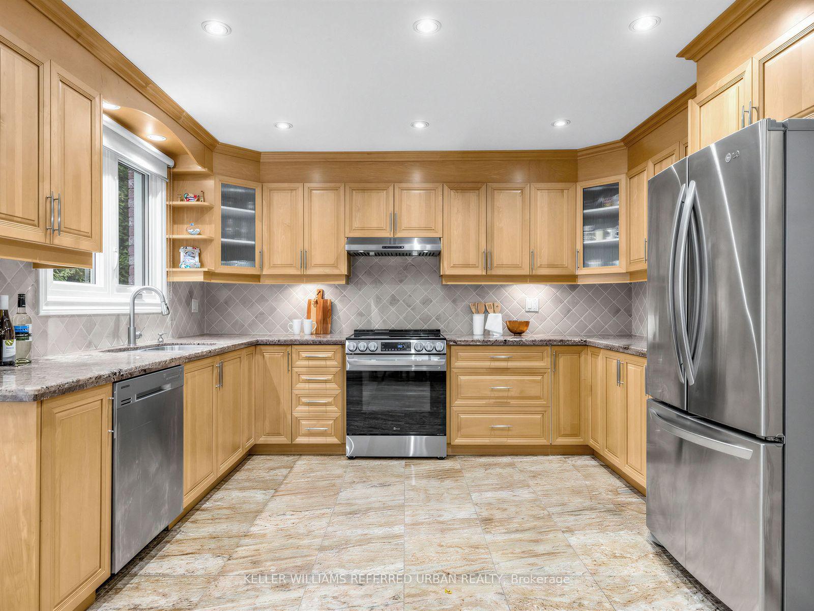 Photo 12 of 9 Tigerlily Court, North York, Newtonbrook West — HOMEH