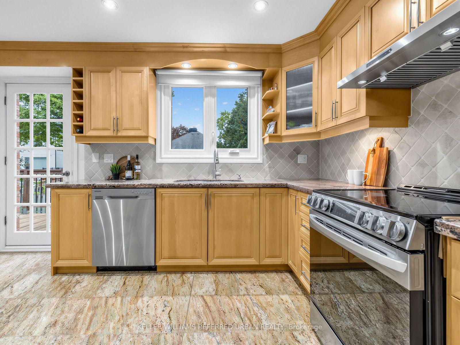 Photo 13 of 9 Tigerlily Court, North York, Newtonbrook West — HOMEH