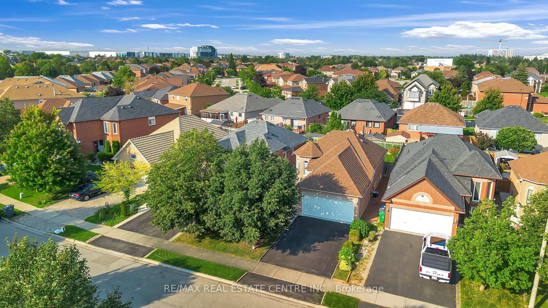 Photo 3 of 111 Springview Drive, Brampton, Brampton West — HOMEH