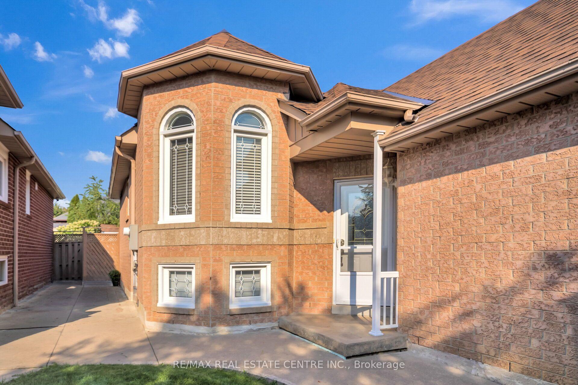 Photo 7 of 111 Springview Drive, Brampton, Brampton West — HOMEH