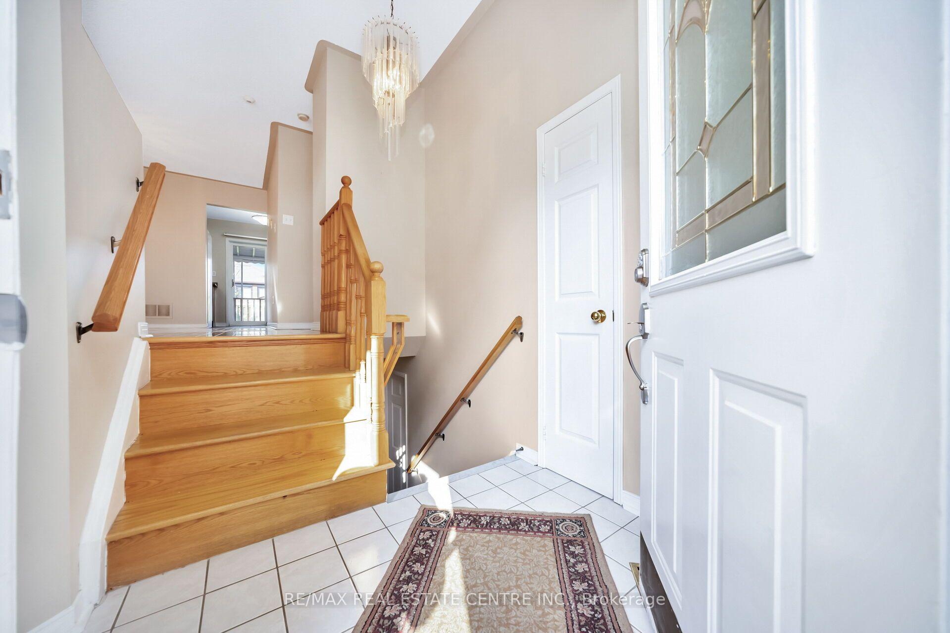 Photo 8 of 111 Springview Drive, Brampton, Brampton West — HOMEH
