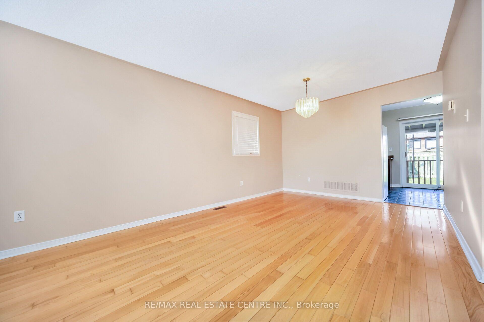Photo 9 of 111 Springview Drive, Brampton, Brampton West — HOMEH