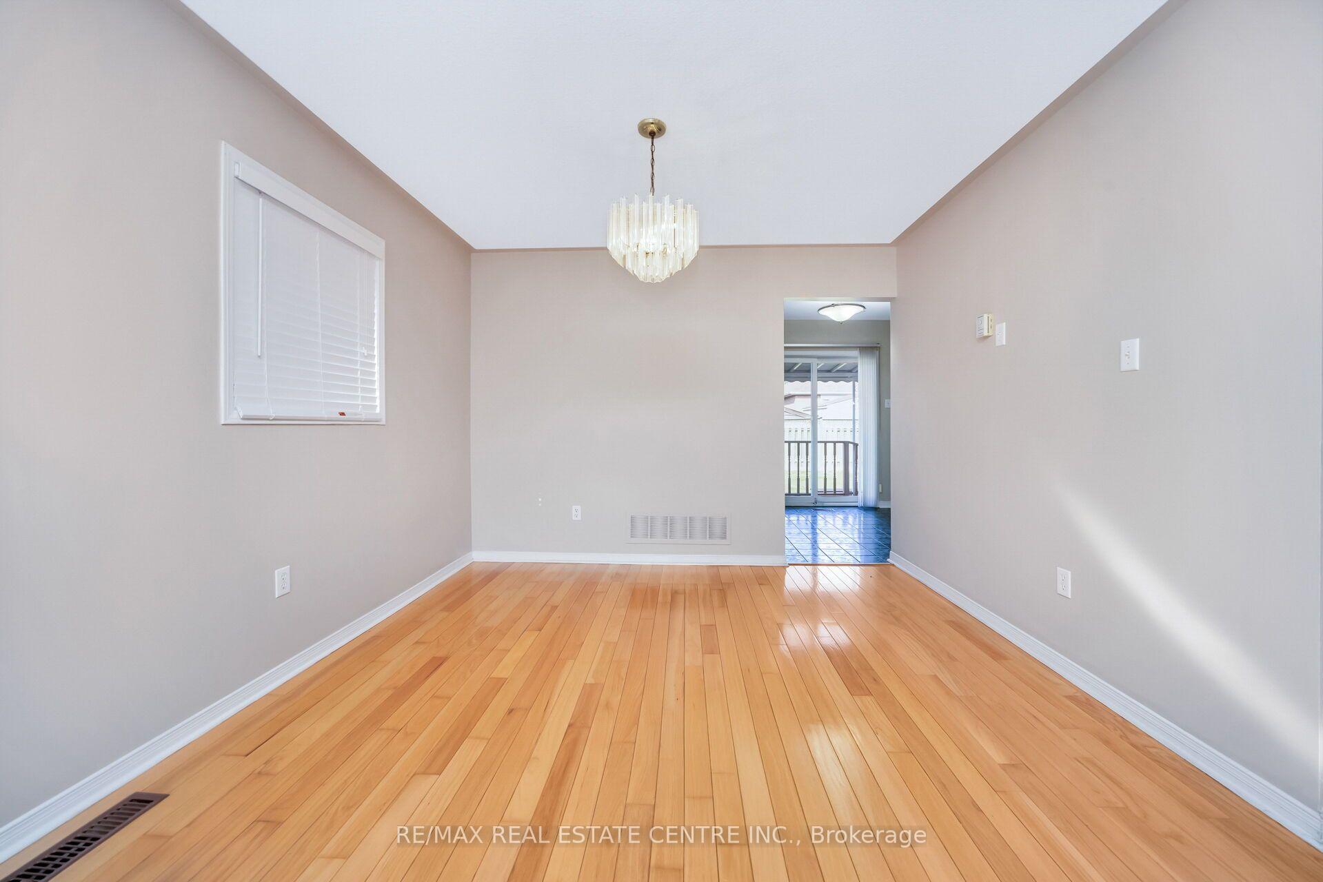 Photo 11 of 111 Springview Drive, Brampton, Brampton West — HOMEH