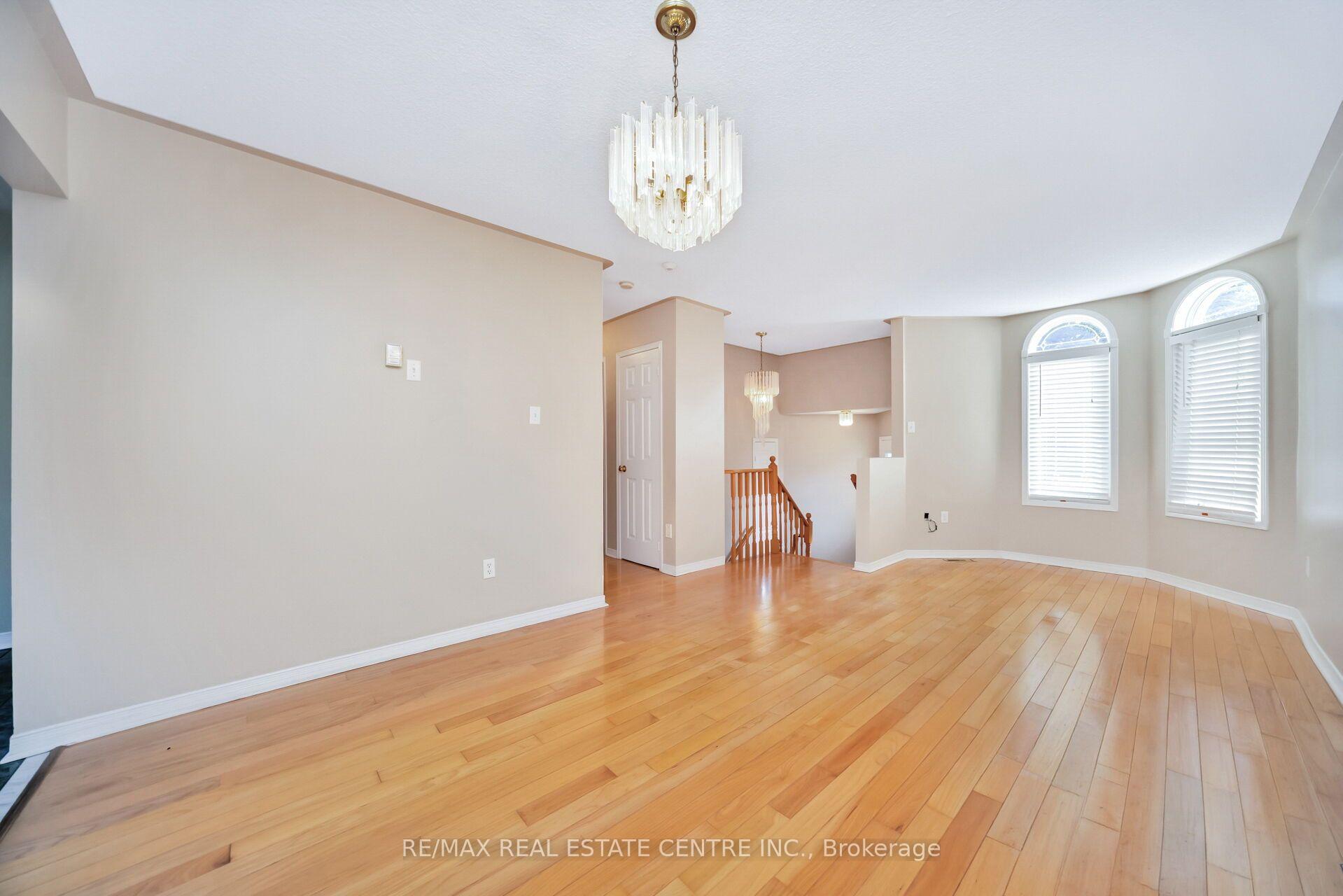 Photo 12 of 111 Springview Drive, Brampton, Brampton West — HOMEH