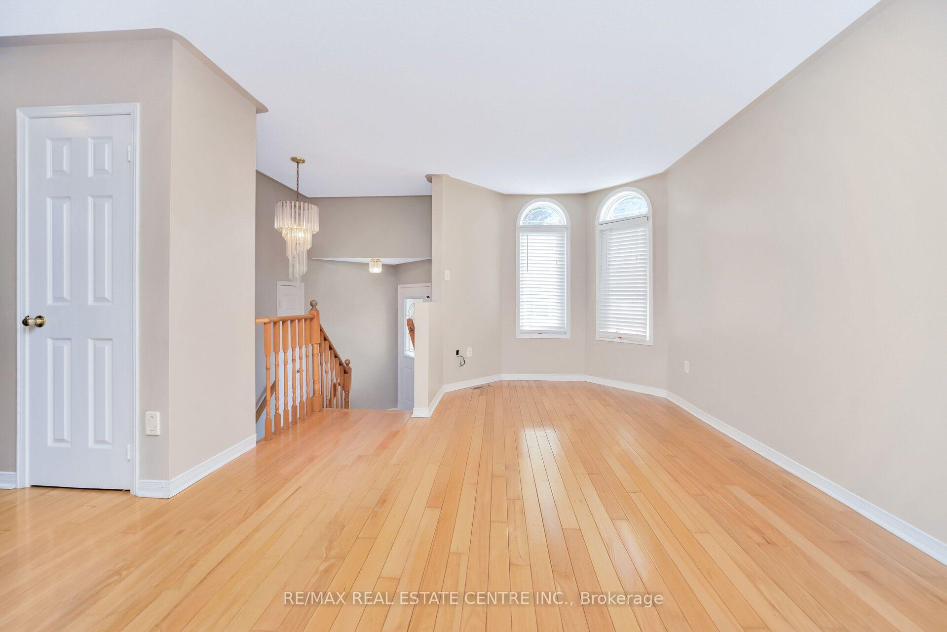 Photo 13 of 111 Springview Drive, Brampton, Brampton West — HOMEH