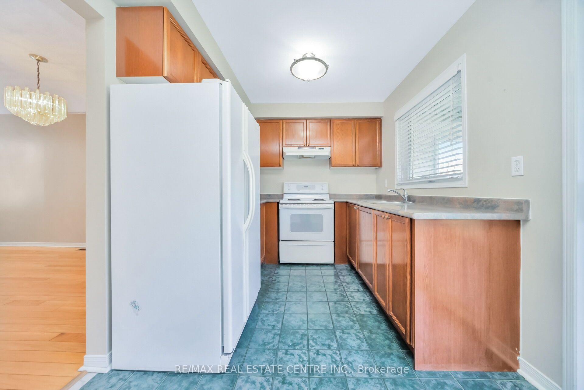 Photo 17 of 111 Springview Drive, Brampton, Brampton West — HOMEH