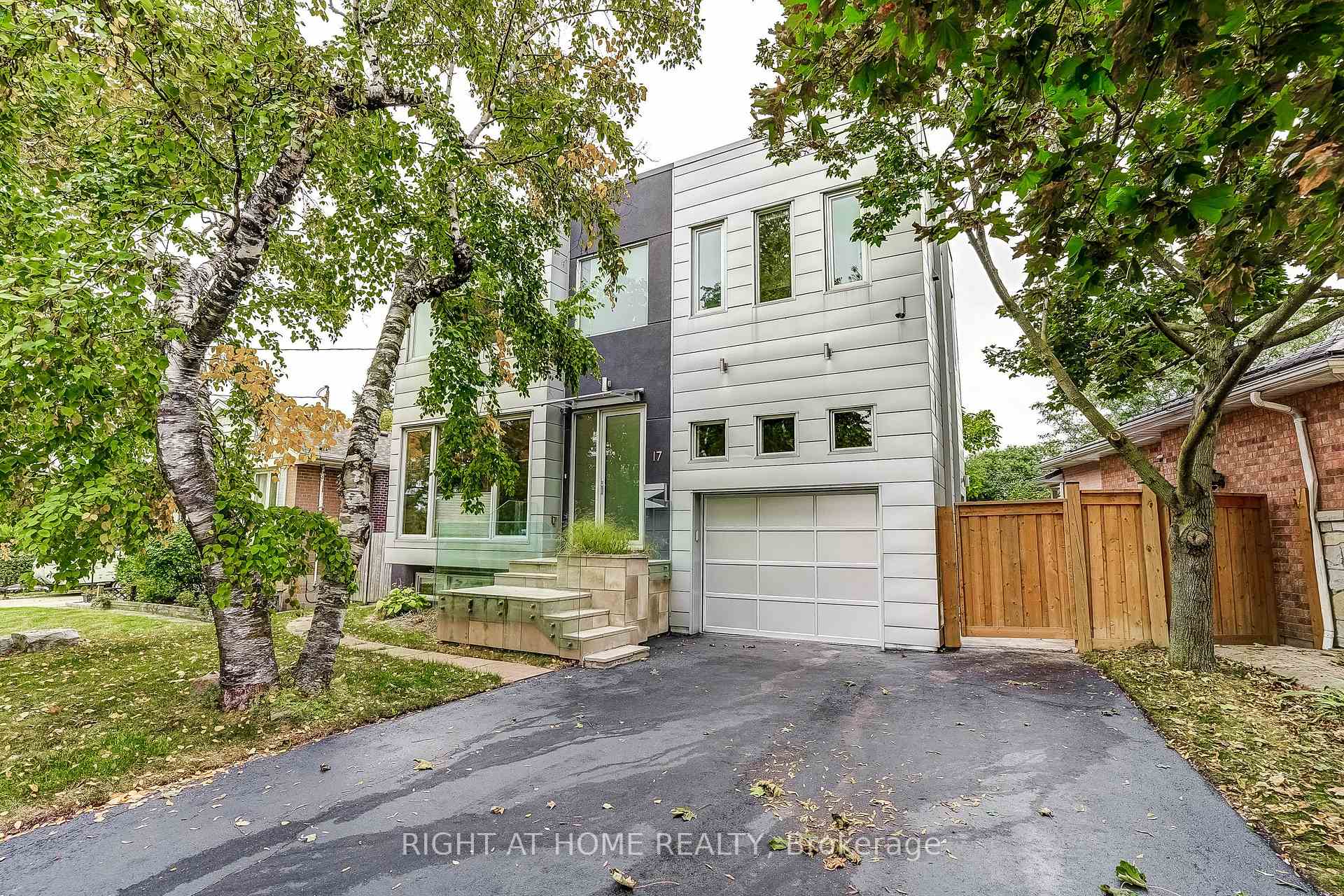 Photo 2 of 17 Ashfield Drive, Etobicoke, Eringate-Centennial-West Deane — HOMEH