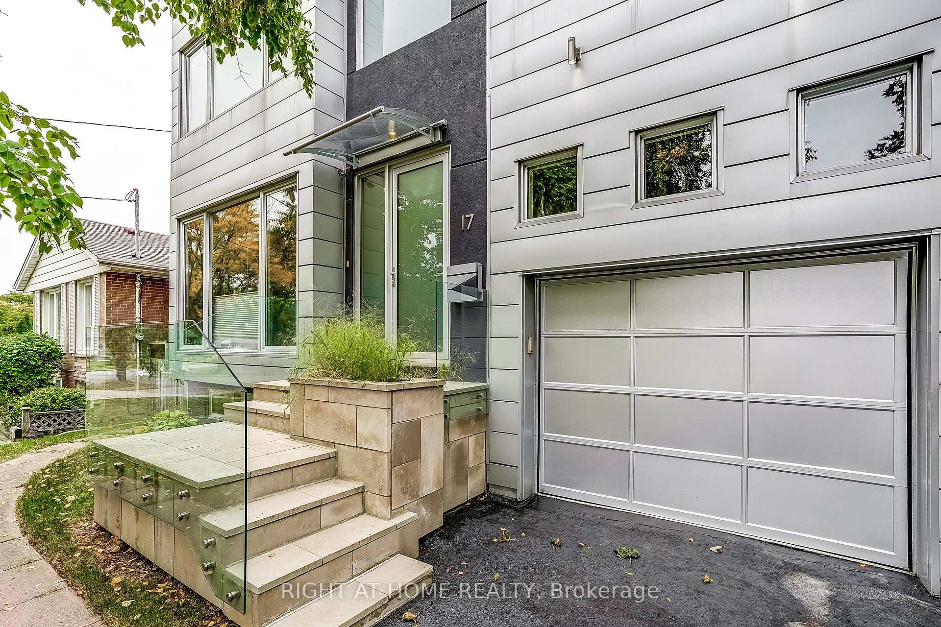 Photo 3 of 17 Ashfield Drive, Etobicoke, Eringate-Centennial-West Deane — HOMEH