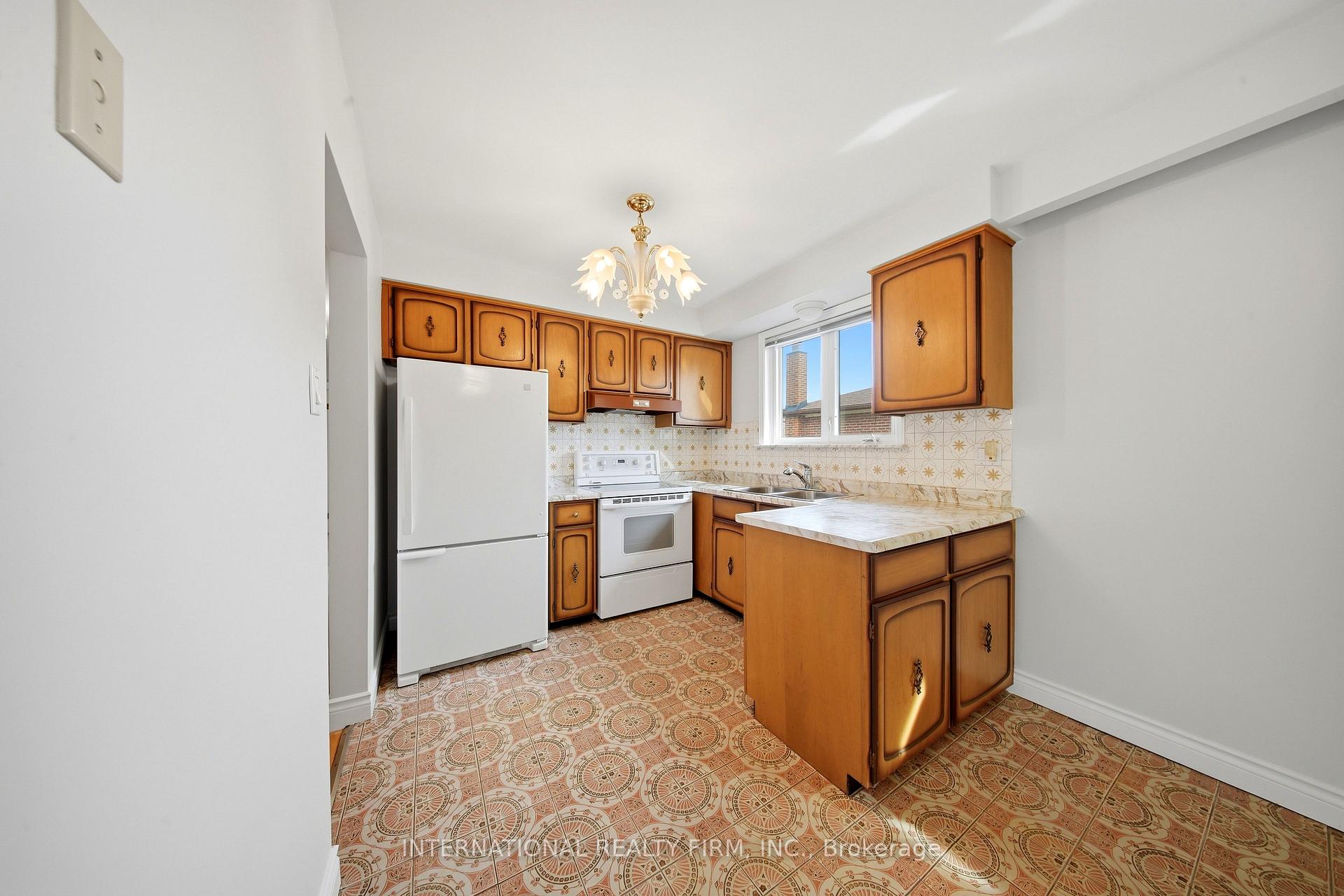 Photo 5 of 92 Andrew Park, Vaughan, West Woodbridge — HOMEH