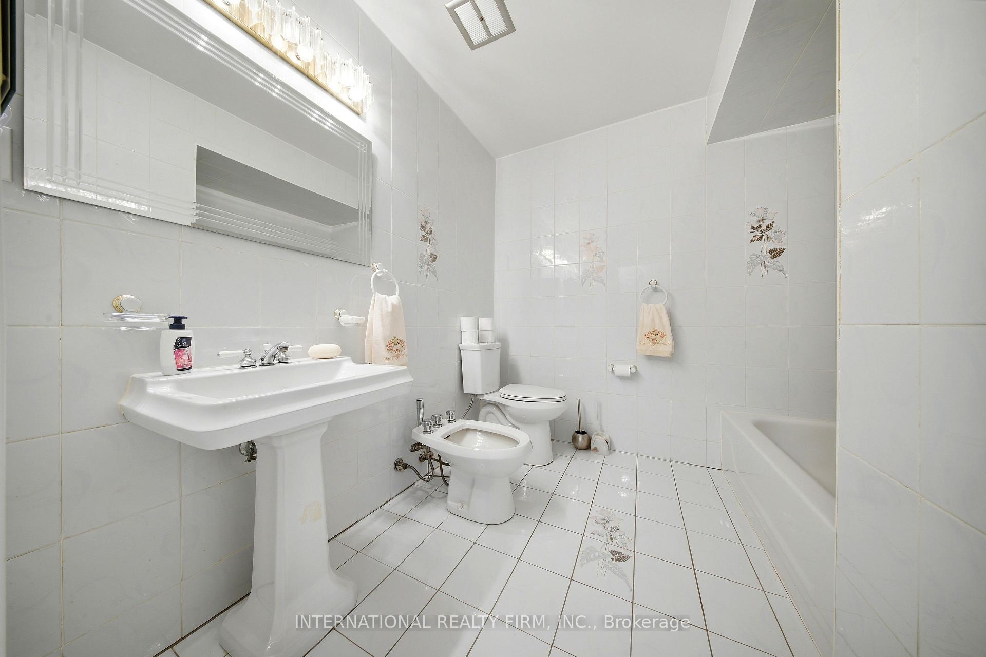 Photo 11 of 92 Andrew Park, Vaughan, West Woodbridge — HOMEH