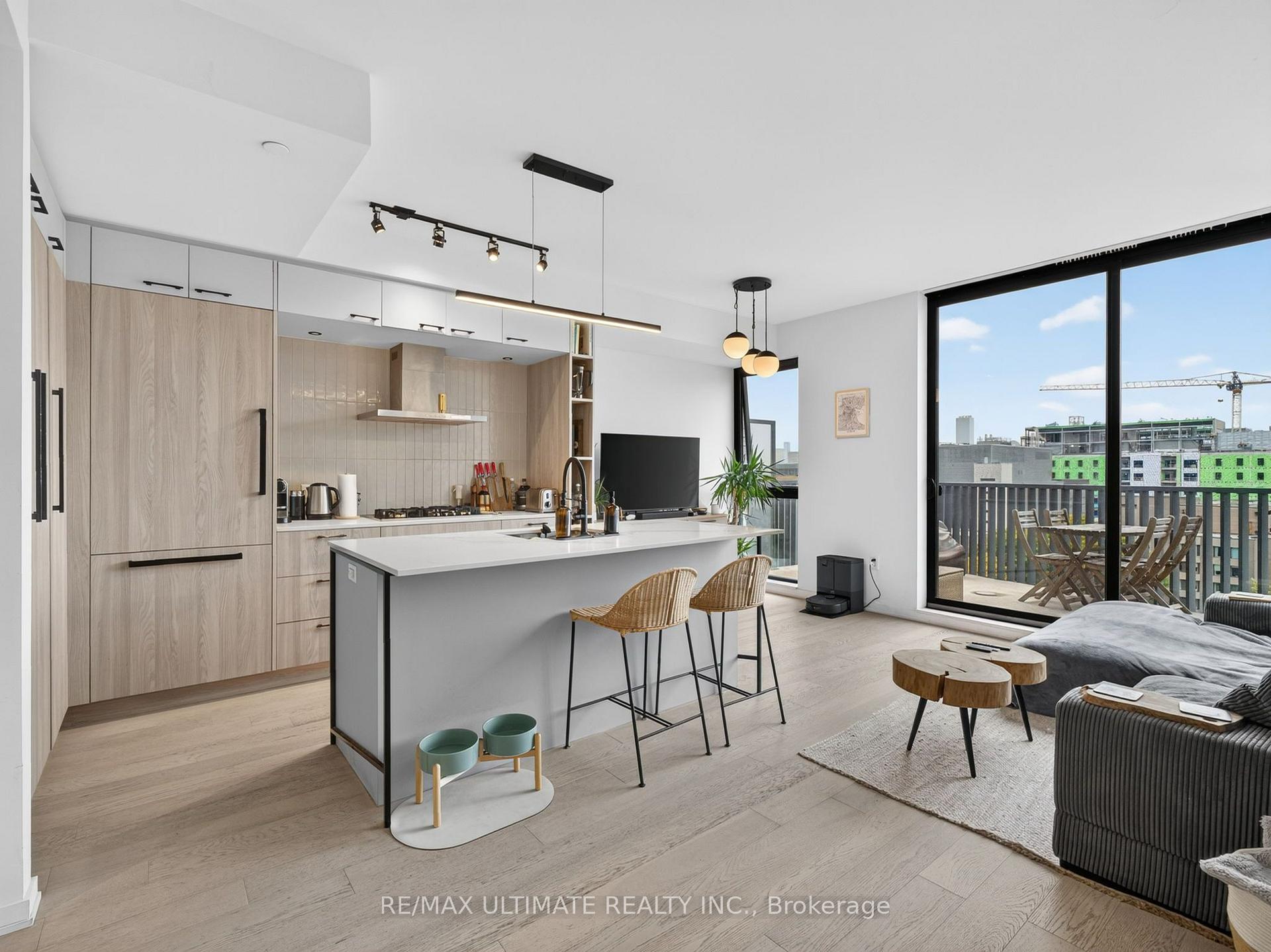 Front of Unit 903, 41 Dovercourt Road