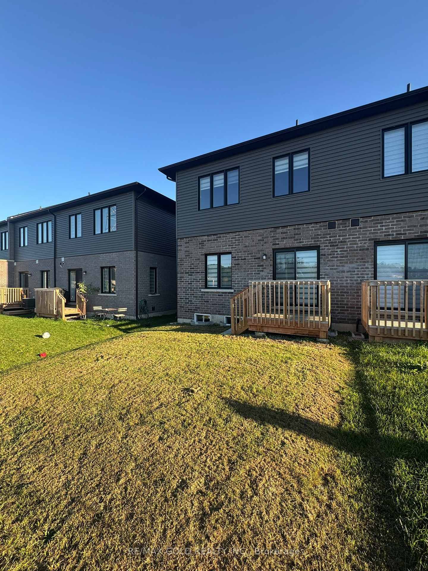 Photo 27 of 31 George Brier Drive W, Brant, Paris — HOMEH
