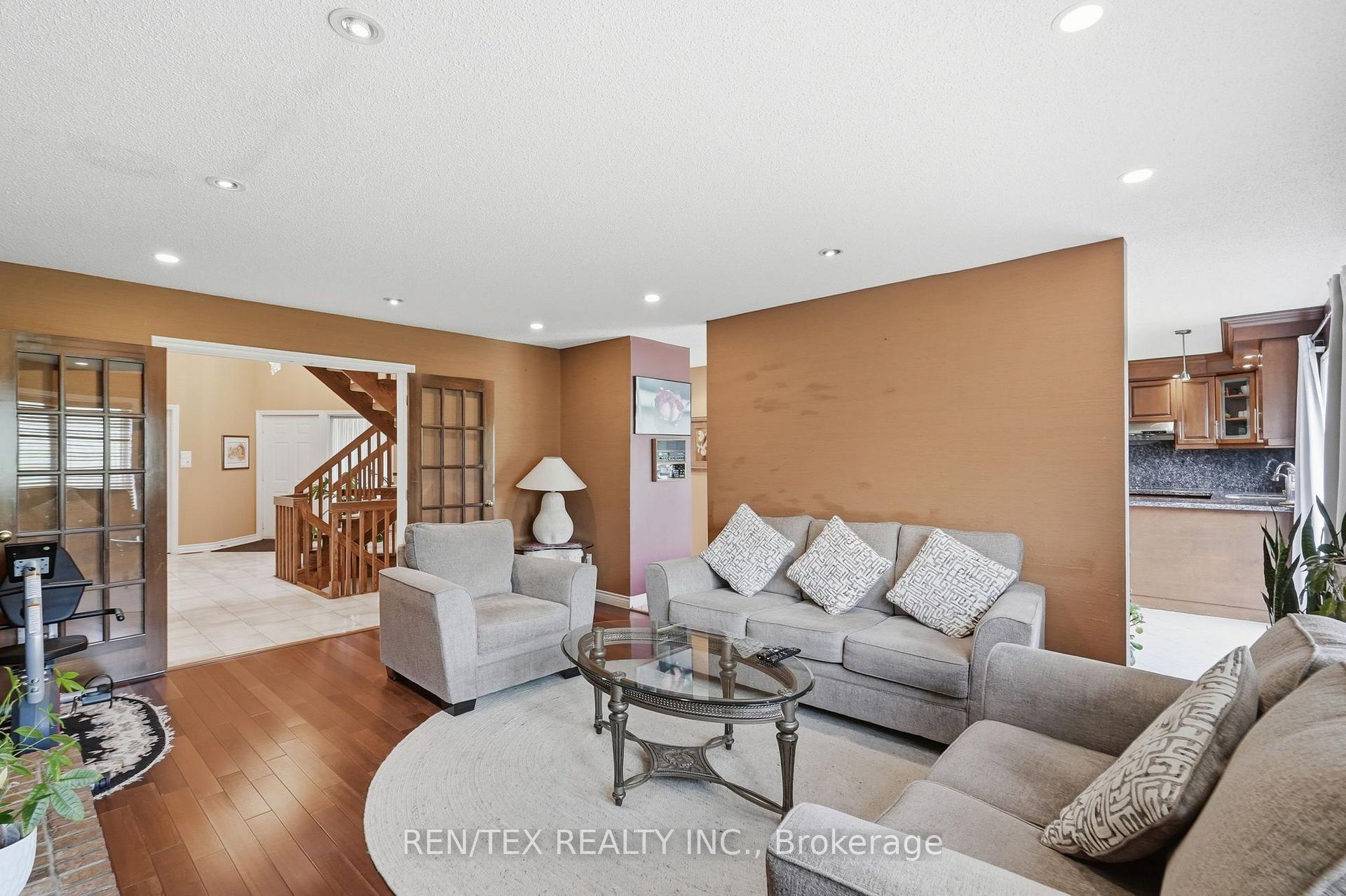 Photo 5 of 18 Curtis Crescent, King, King City — HOMEH