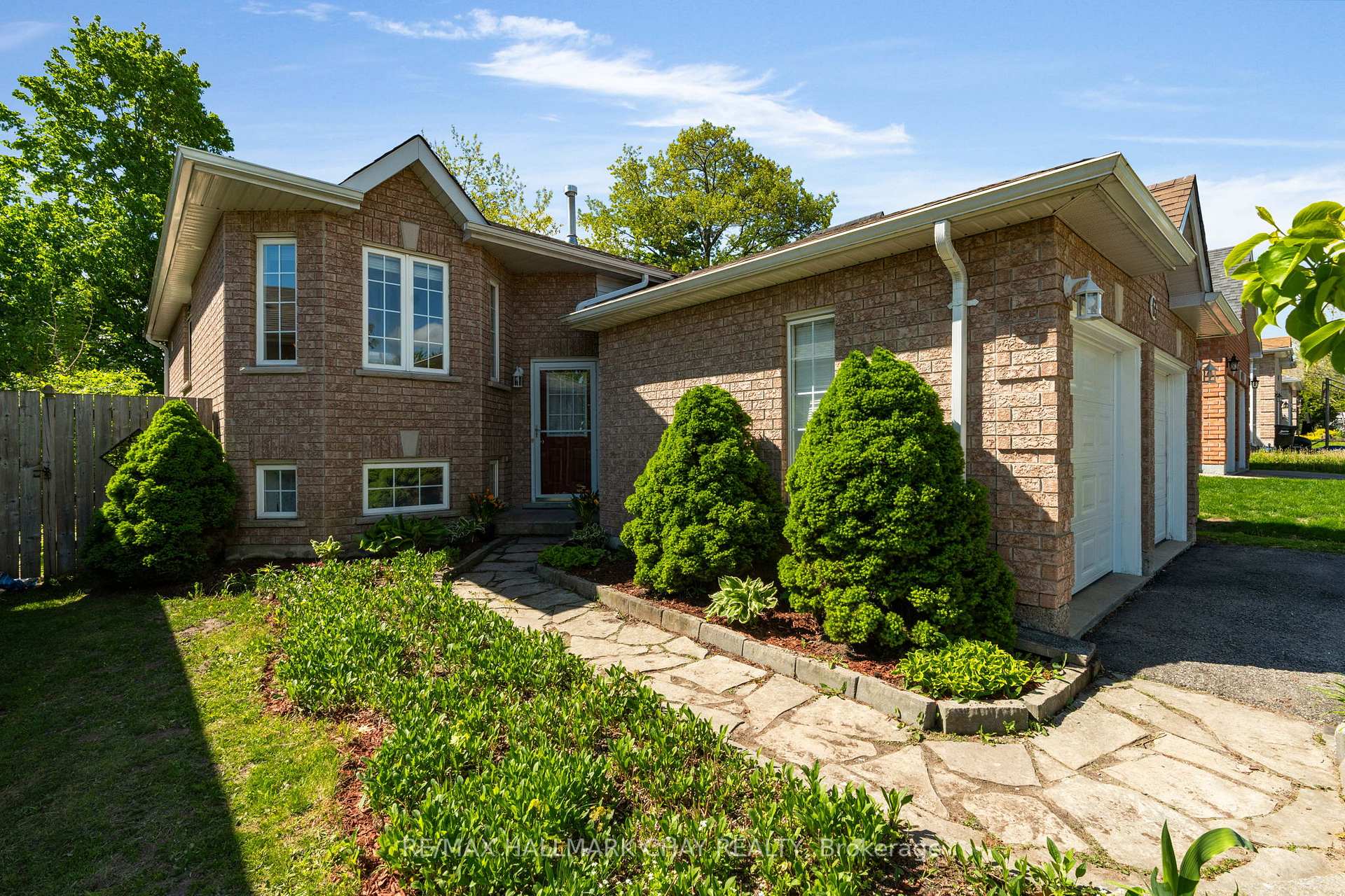 Photo 2 of 63 Masters Drive, Barrie, East Bayfield — HOMEH