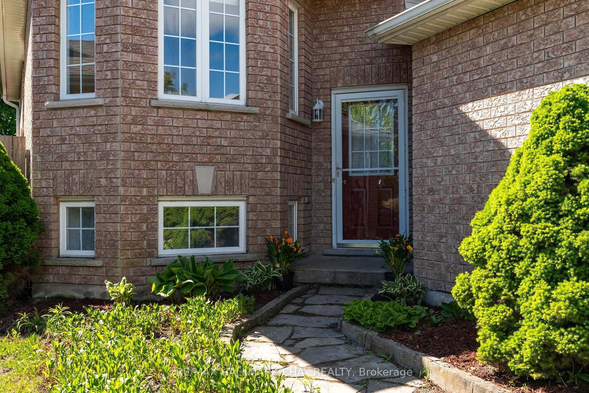 Photo 3 of 63 Masters Drive, Barrie, East Bayfield — HOMEH