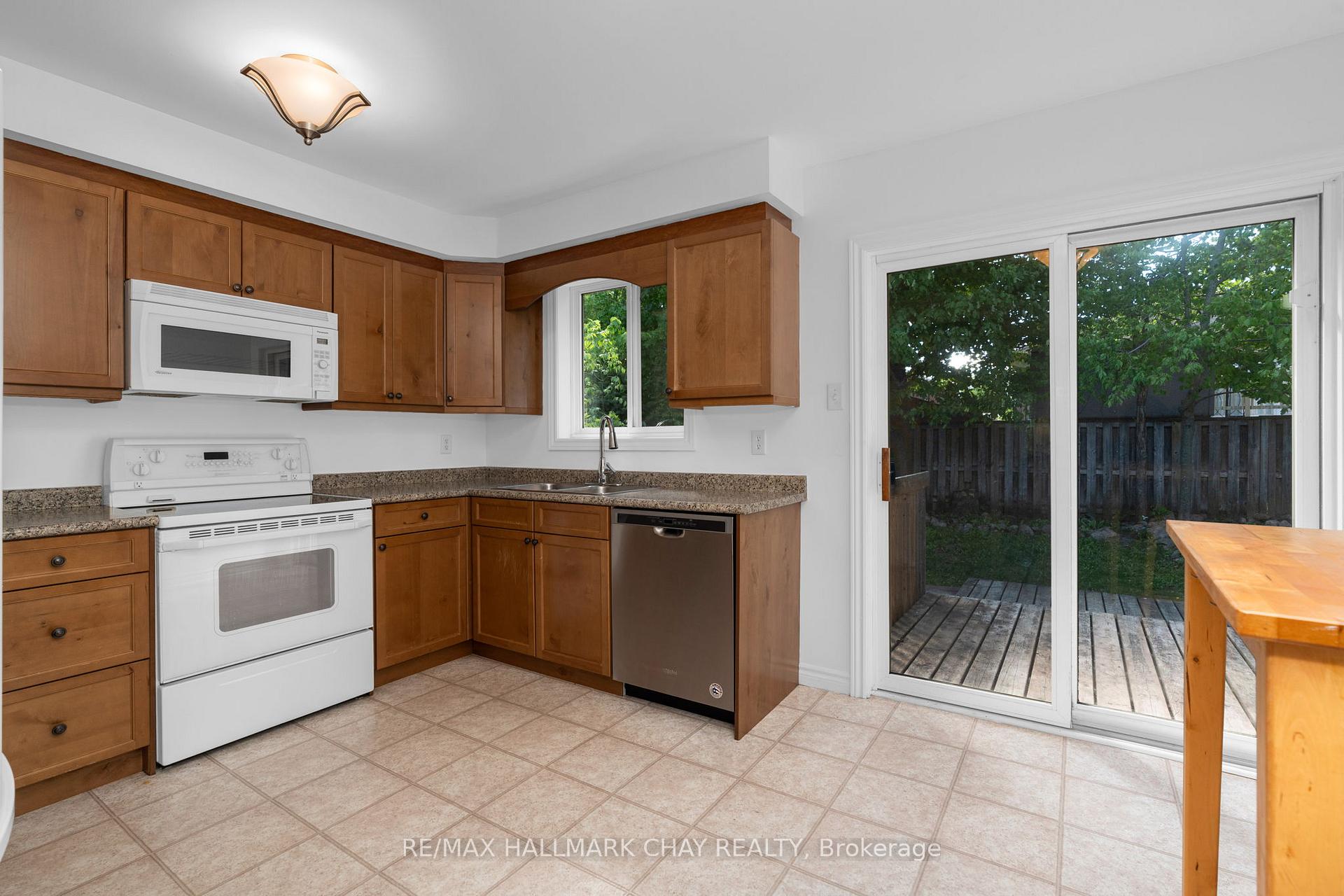 Photo 11 of 63 Masters Drive, Barrie, East Bayfield — HOMEH