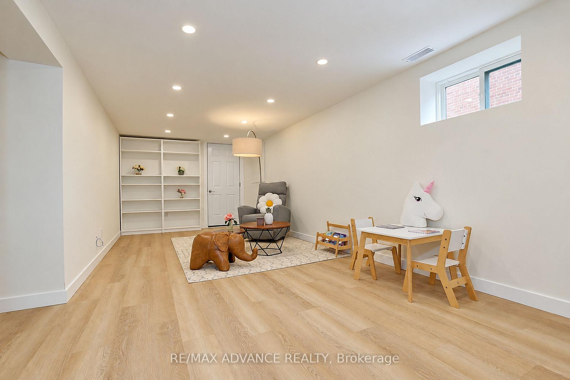 Photo 35 of 39 Janet Boulevard, Scarborough, Wexford-Maryvale — HOMEH