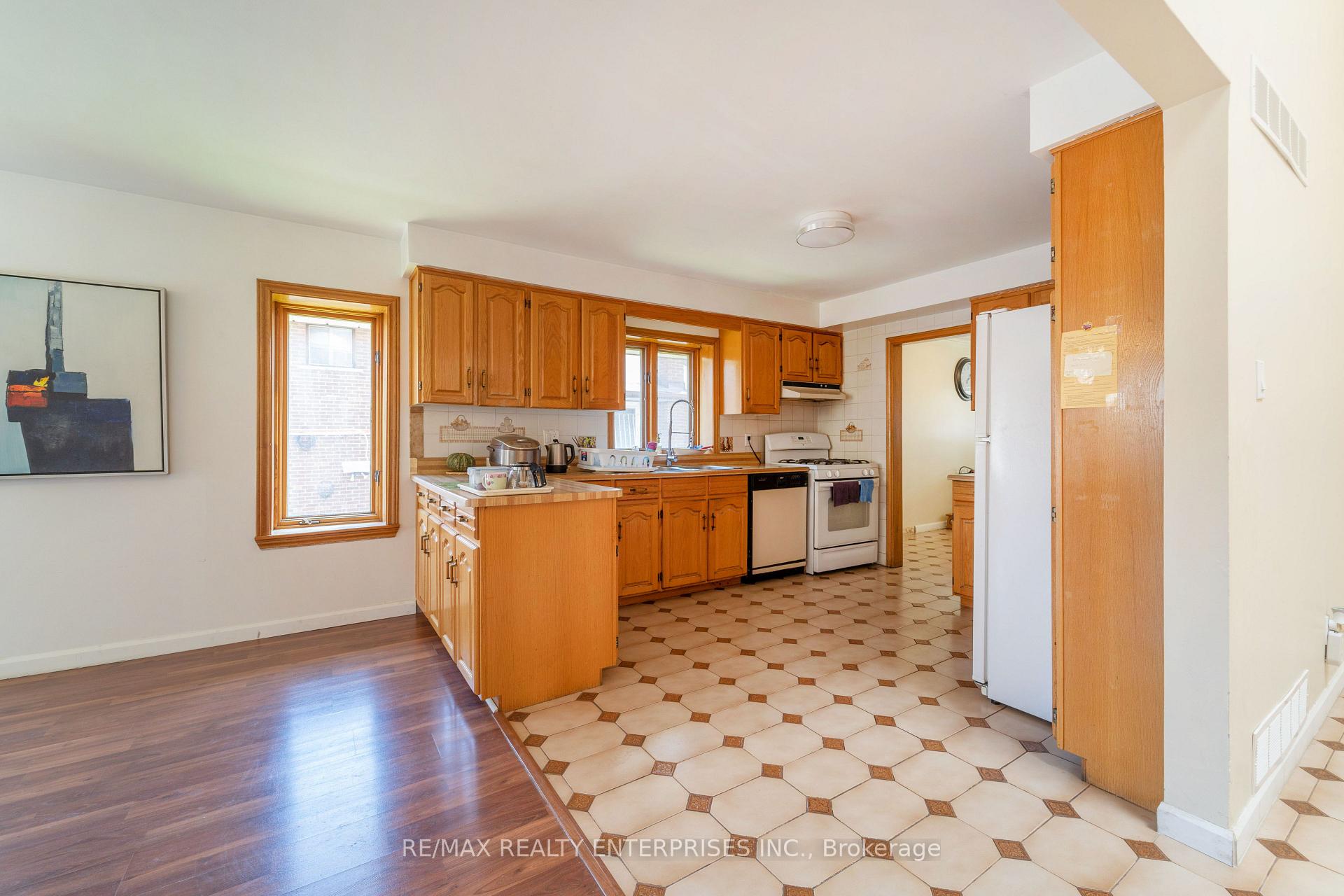 Photo 8 of 1351 Haig Boulevard, Mississauga, Lakeview — HOMEH