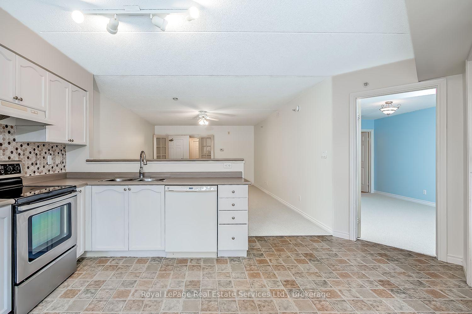 Photo 3 of Unit 111, 1460 Bishops Gate, Oakville, Glen Abbey — HOMEH