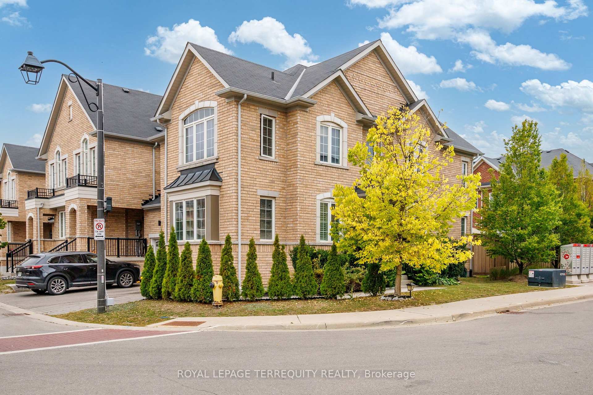 Photo 2 of 22 Harcourt Street, Vaughan, Patterson — HOMEH